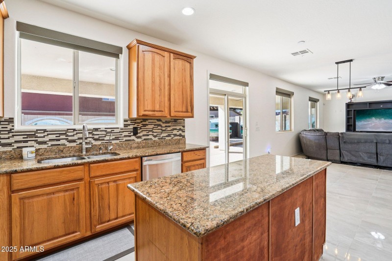 13-web-or-mls-E Navajo Trail-S0711-013