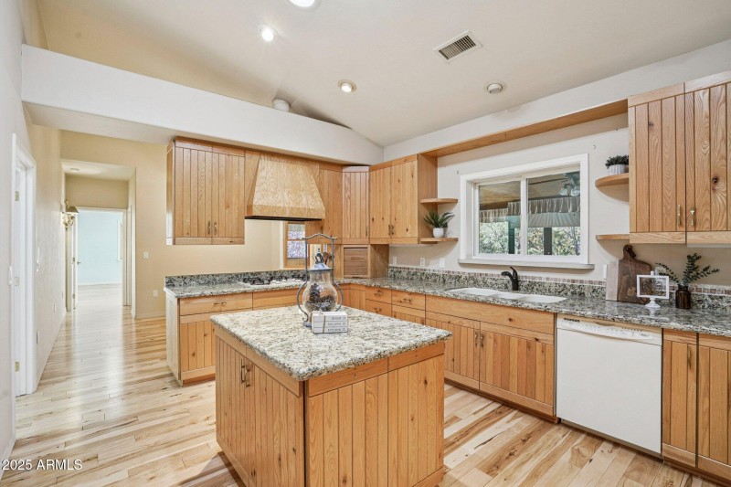 19-web-or-mls-Bonnie Brae Dr-S0811-019