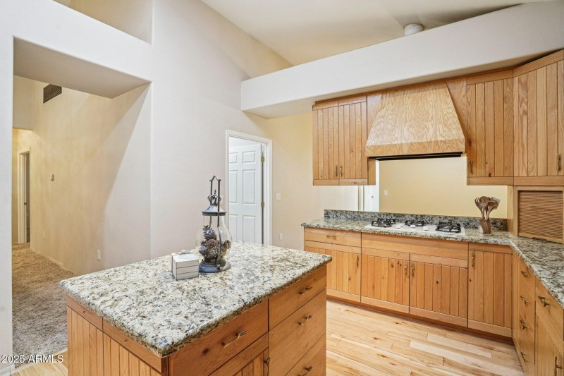 20-web-or-mls-Bonnie Brae Dr-S0811-020