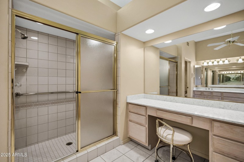 Master bath w/walk in shower