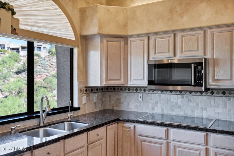 Kitchen w/granite counters