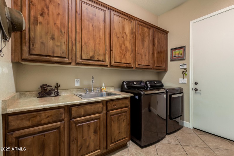 Laundry room with sink
