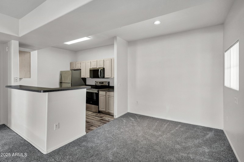 Breakfast bar & dining area