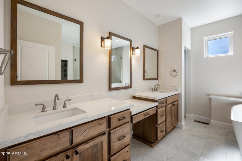 2268RoundaboutCir-HeberOvergaardAZ-19