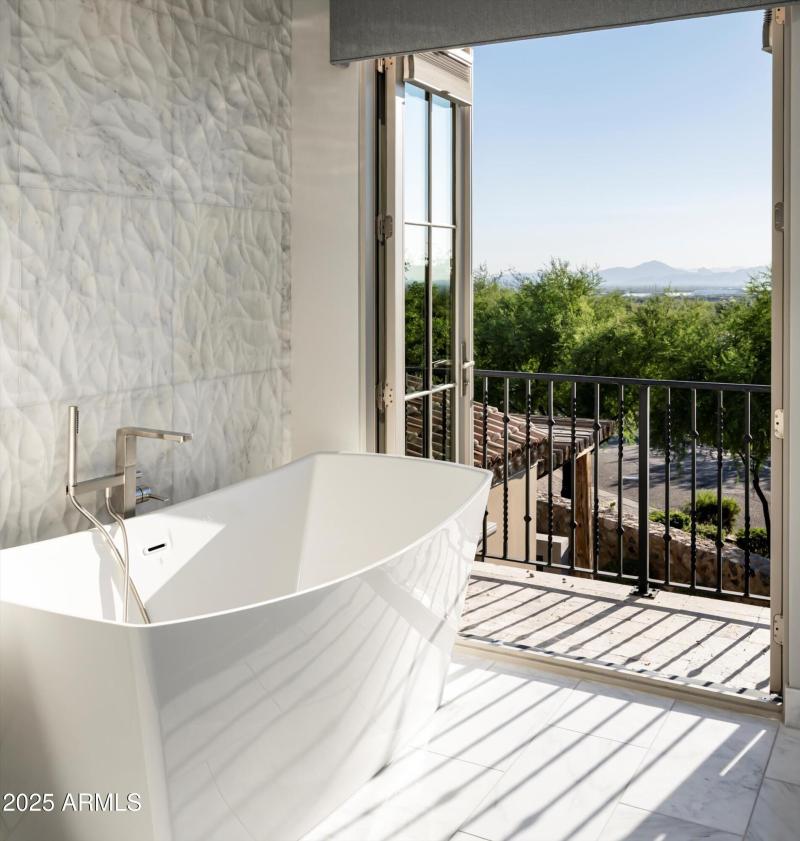 040_Soaking Tub Views