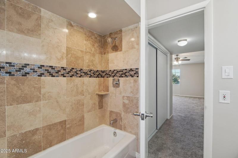 21-web-or-mls-N 20th St 201-S1011-021