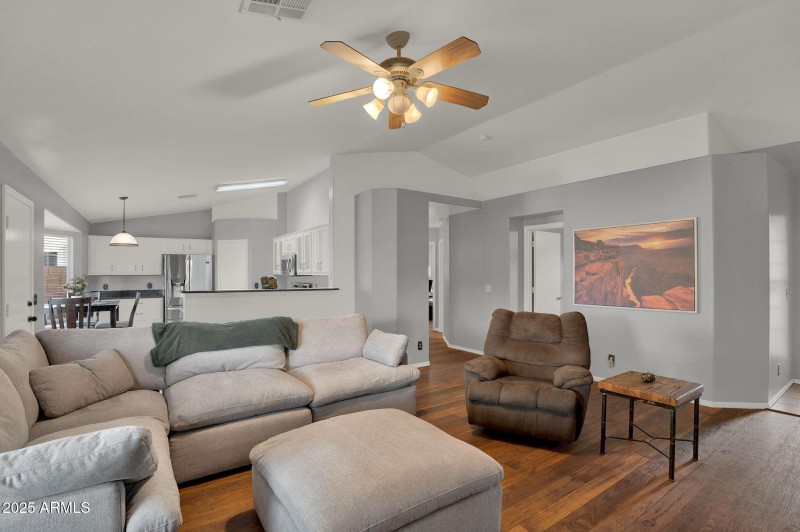 8-web-or-mls-3058 E Erie St-8