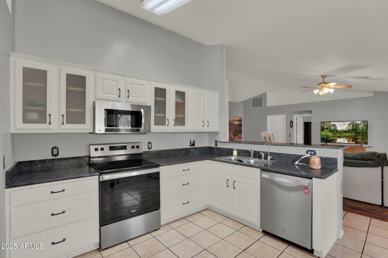 9-web-or-mls-3058 E Erie St-14