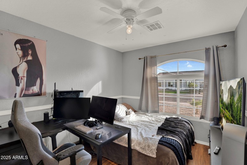 26-web-or-mls-3058 E Erie St-26