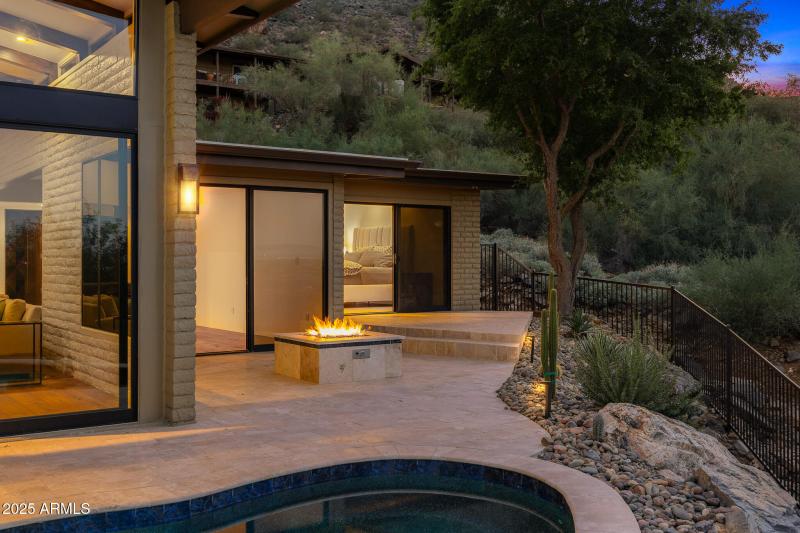 36patio lounge gas fireplace_twilight