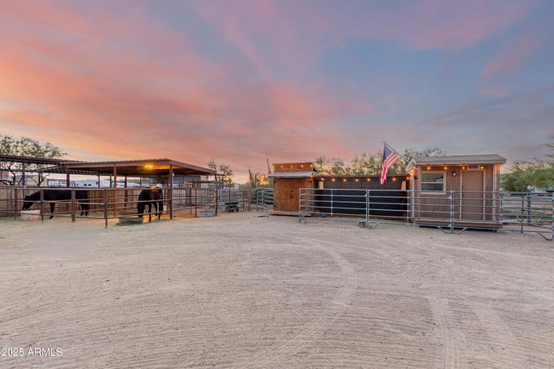 3 Stalls,Tack Shed & Workshop