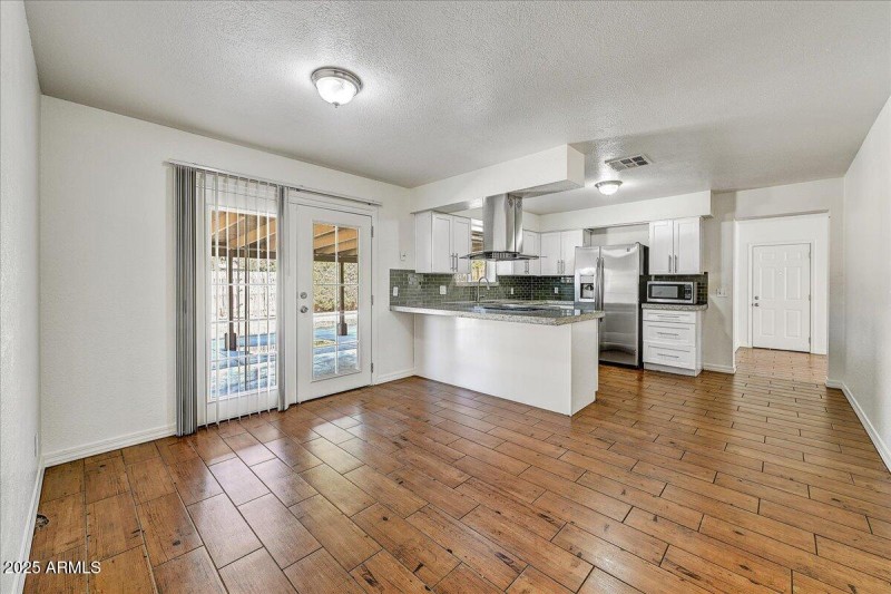 Casual Dining and Kitchen