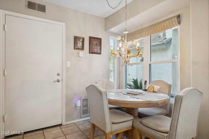 10-web-or-mls-1467-e-boston-st