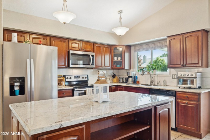 11-web-or-mls-1467-e-boston-st