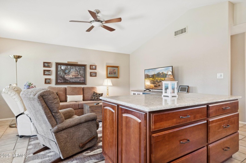 15-web-or-mls-1467-e-boston-st