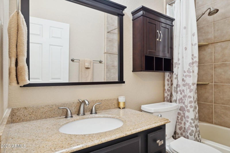 28-web-or-mls-1467-e-boston-st