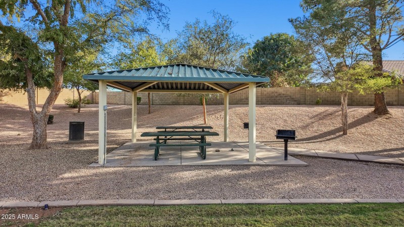 39-web-or-mls-1467-e-boston-st