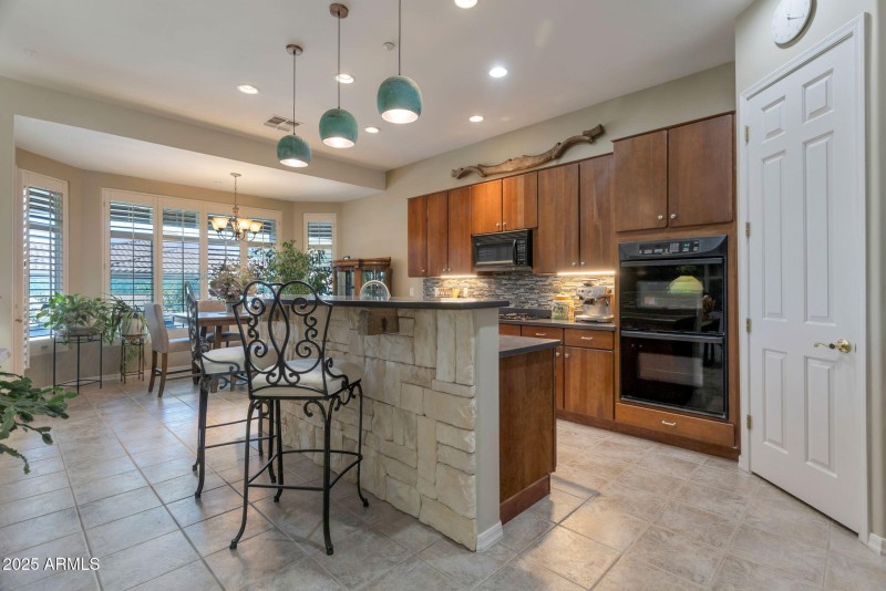 33572 N 79th Way Kitchen breakfast bar