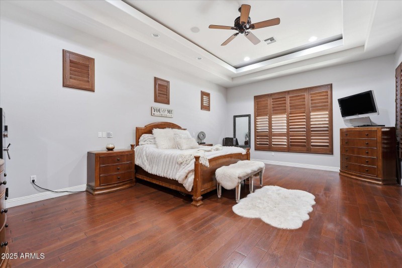 44-044-primary-bedroom