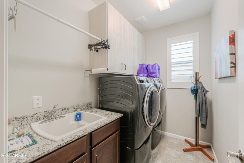 Laundry w/cabinets