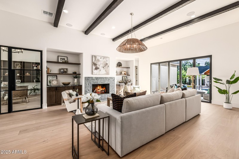 16 - Del Paisano Calle