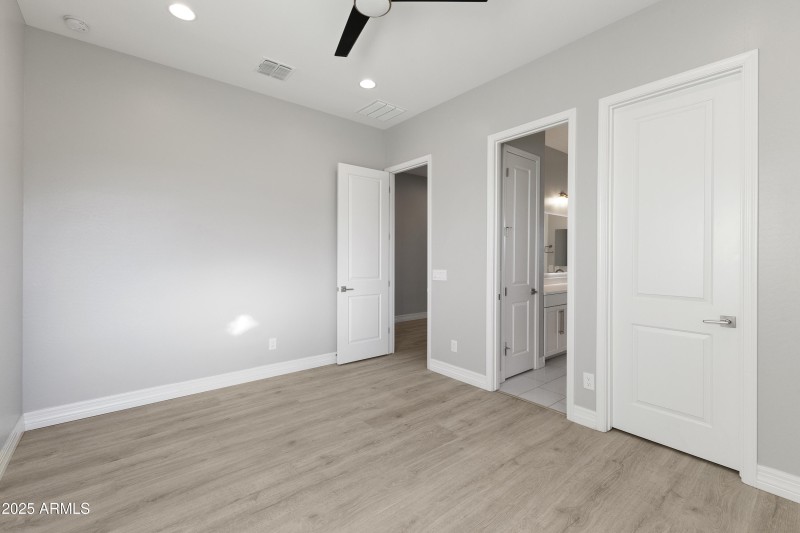 24-11086 W Hadley St