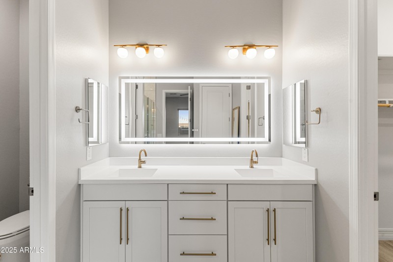 28-11086 W Hadley St