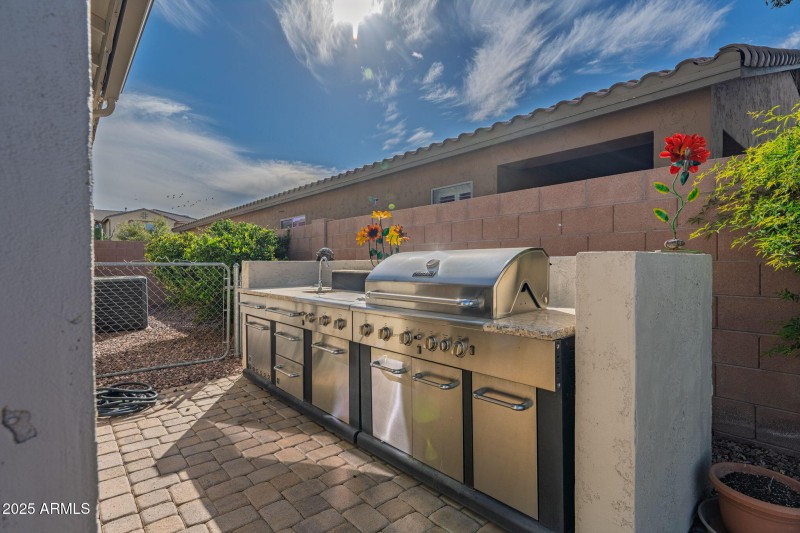 bbq-sideyard-40558 W Park Hill Drive-36