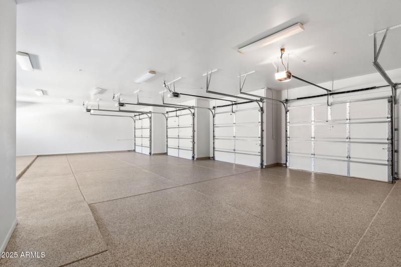 4 CAR W NEW EPOXY FLOOR