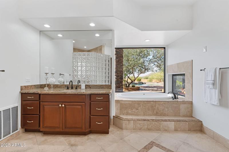 BAR IN PRIMARY SUITE