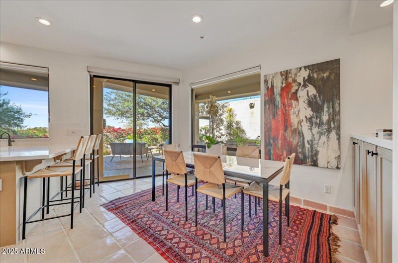 Breakfast Bar & Casual Dining