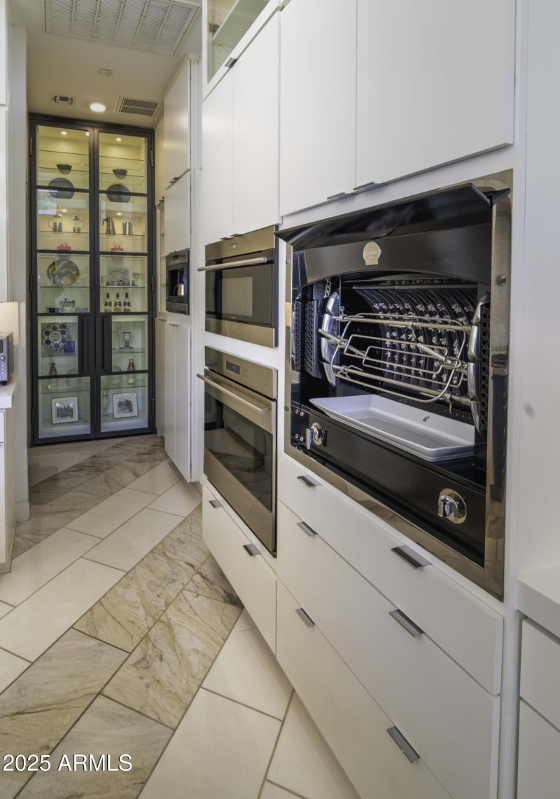 Upgraded cabinets and built in ovens