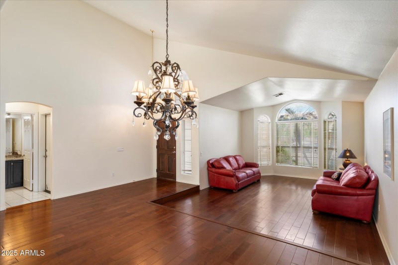 Foyer w hardwood floors