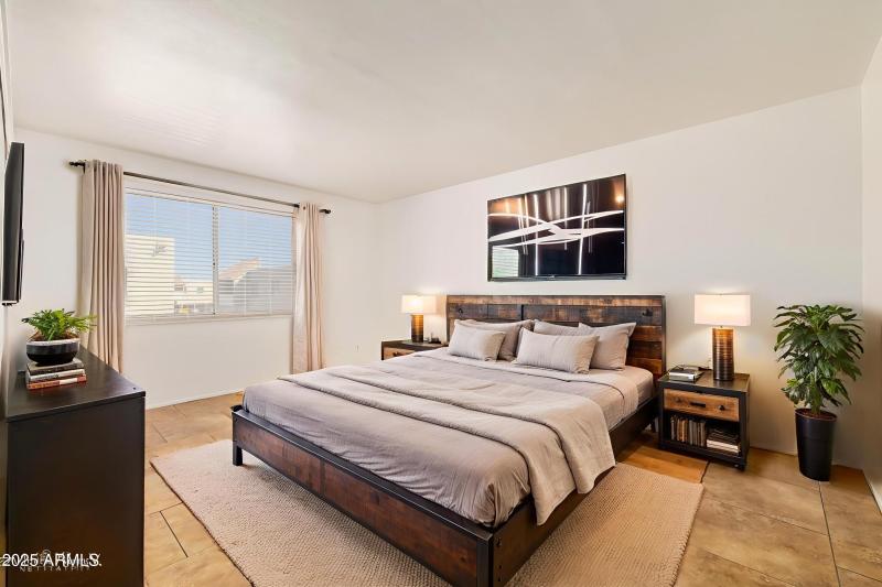 20251109230827381971000000-o - Bedroom -