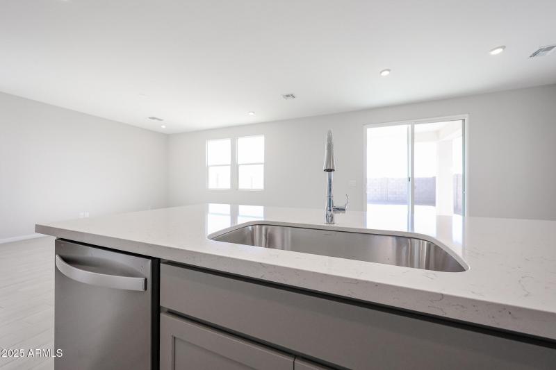 12_Oak_New-Home_Quick-Move-in_Buckeye_AZ