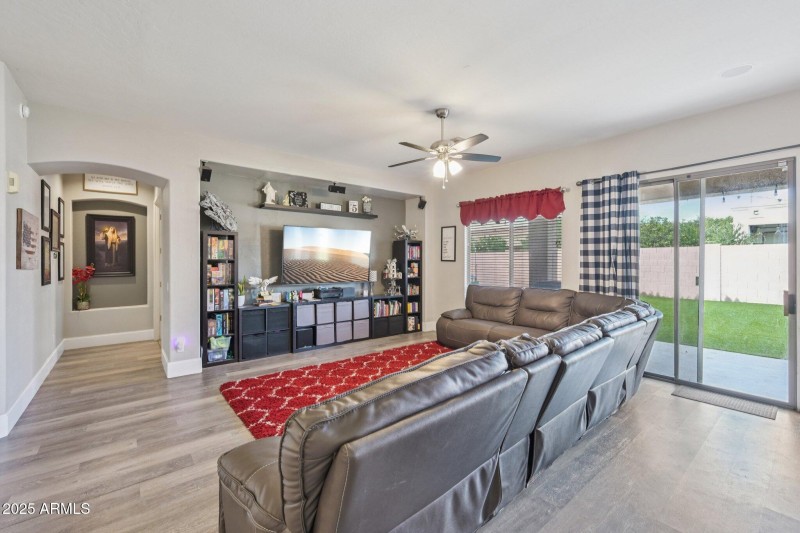 7-web-or-mls-E Decatur St-S1611-007