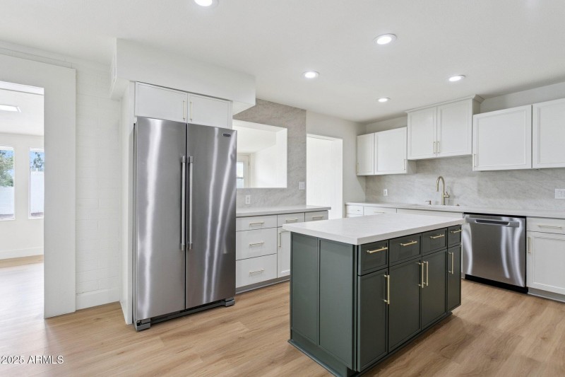 15-web-or-mls-7827-e-moreland-st