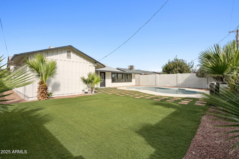 37-web-or-mls-7827-e-moreland-st