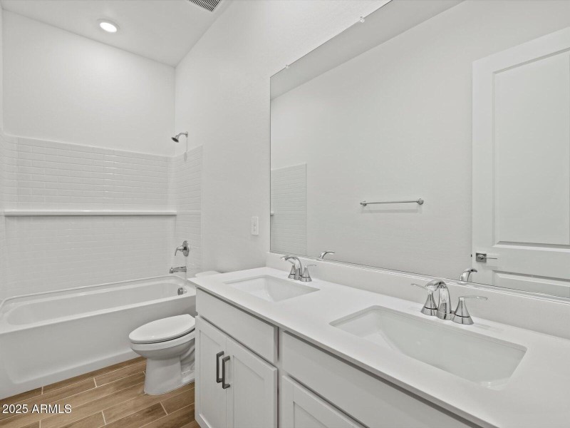 Bath 2 Double Sinks!