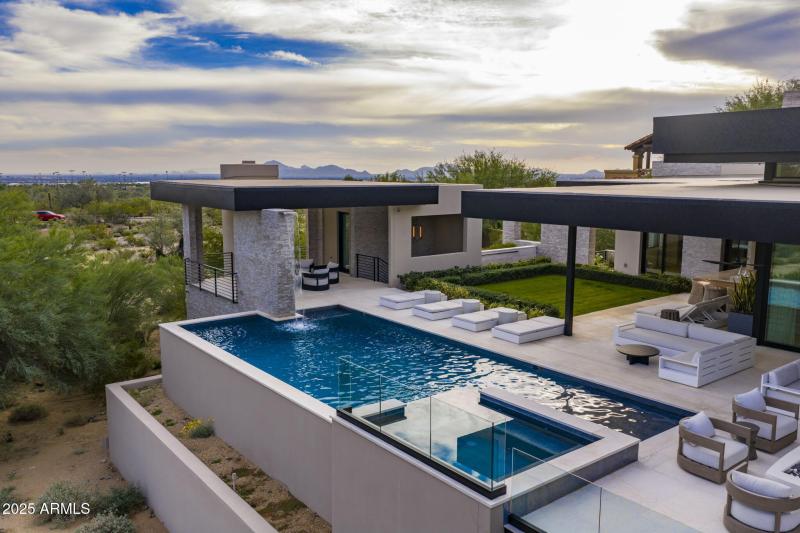 Exceptional aerial view of the property