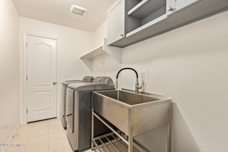 laudry room with sink