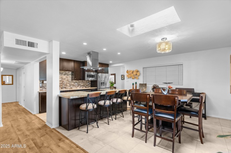 Breakfast Bar & Eat-In Area