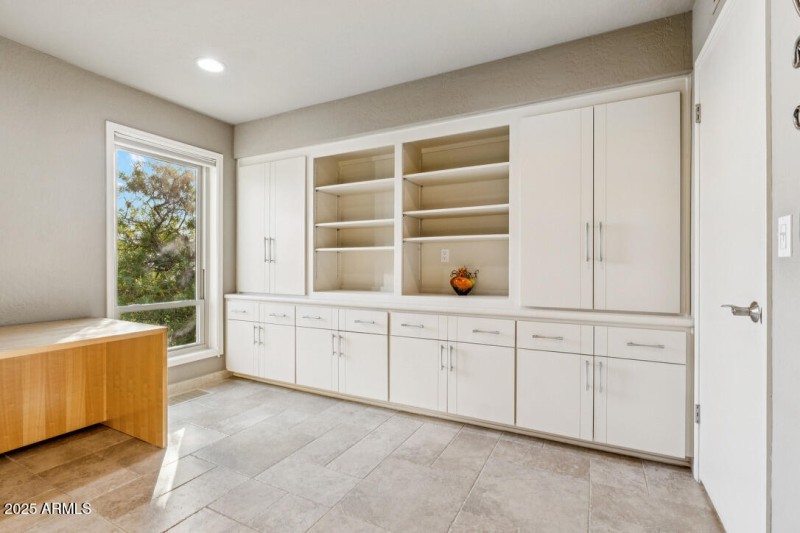 Office/Bedroom, built ins