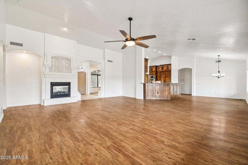 10-web-or-mls-E Jordan Ln-S2011-010