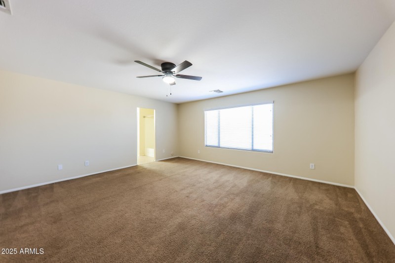 012-photo-main-bedroom-14923576