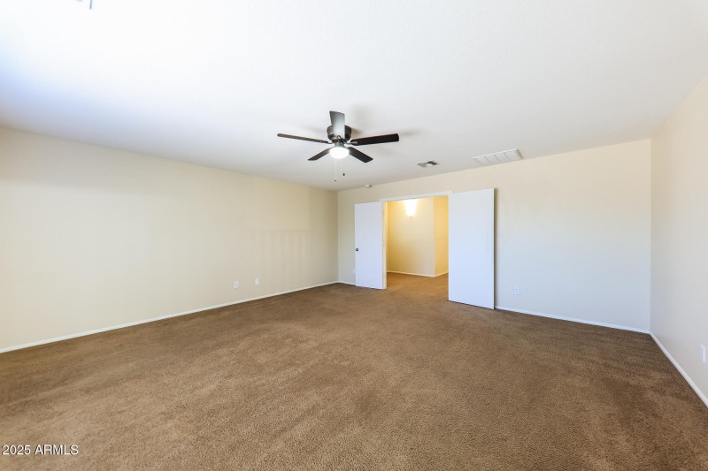 013-photo-main-bedroom-14923577