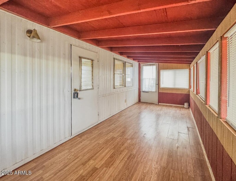 ROAD RUNNER ESTATE Enclosed Patio