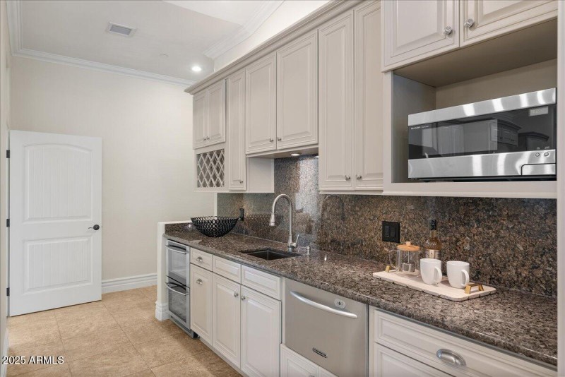 33-Kitchen Prep & Bar