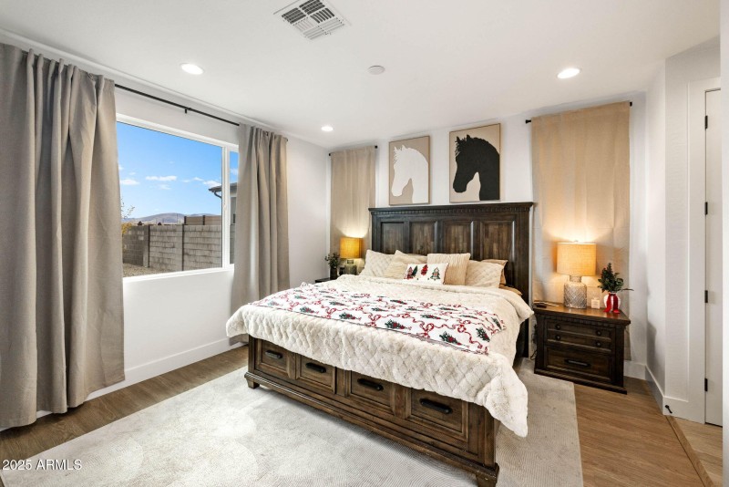 17-Primary Bedroom (1)