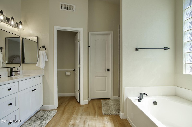 Primary bedroom bathroom